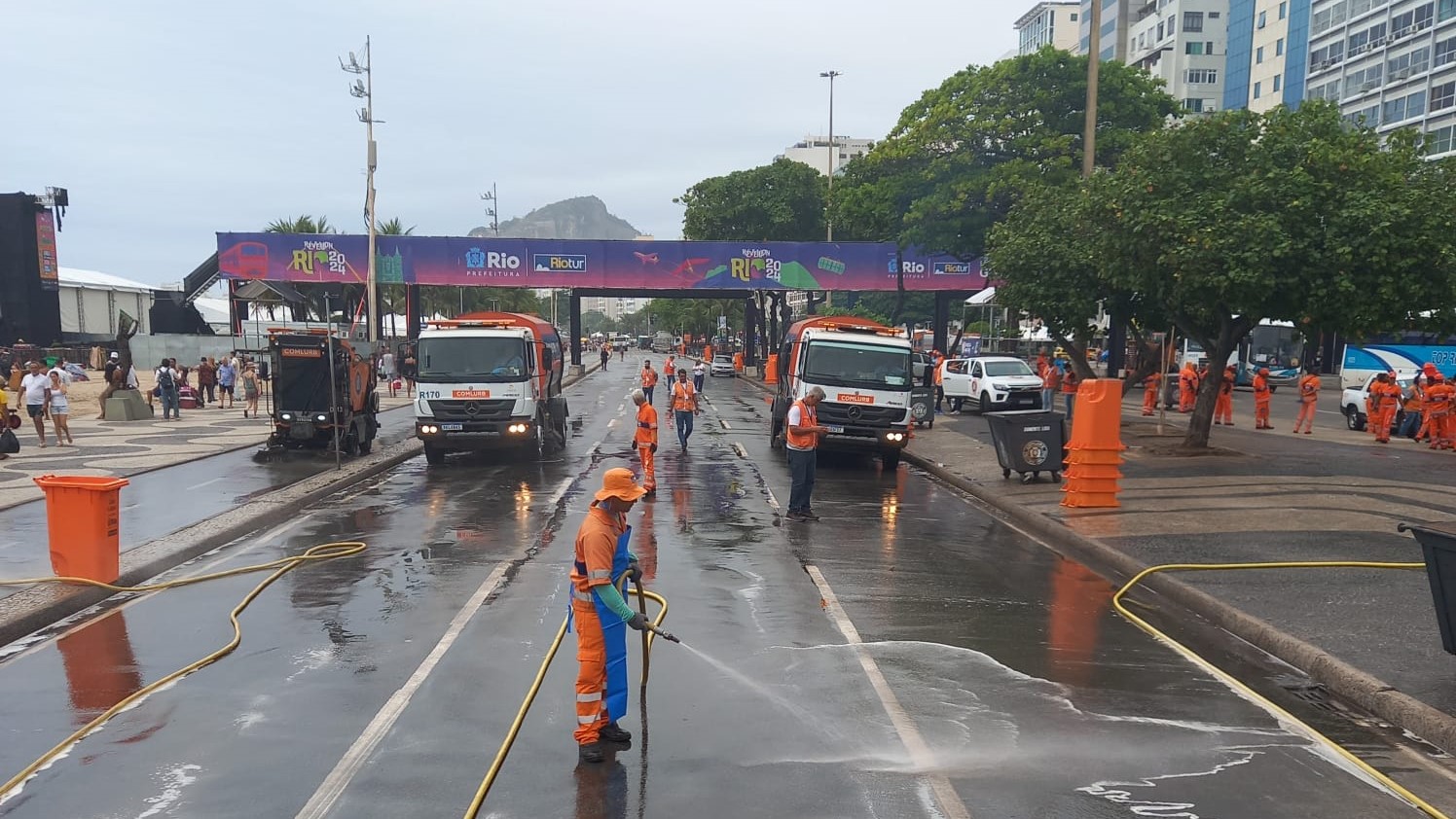 Comlurb realiza operação especial de limpeza para ‘Fan Zone’ em Copacabana durante Jogo do Brasil, nesta terça (02)