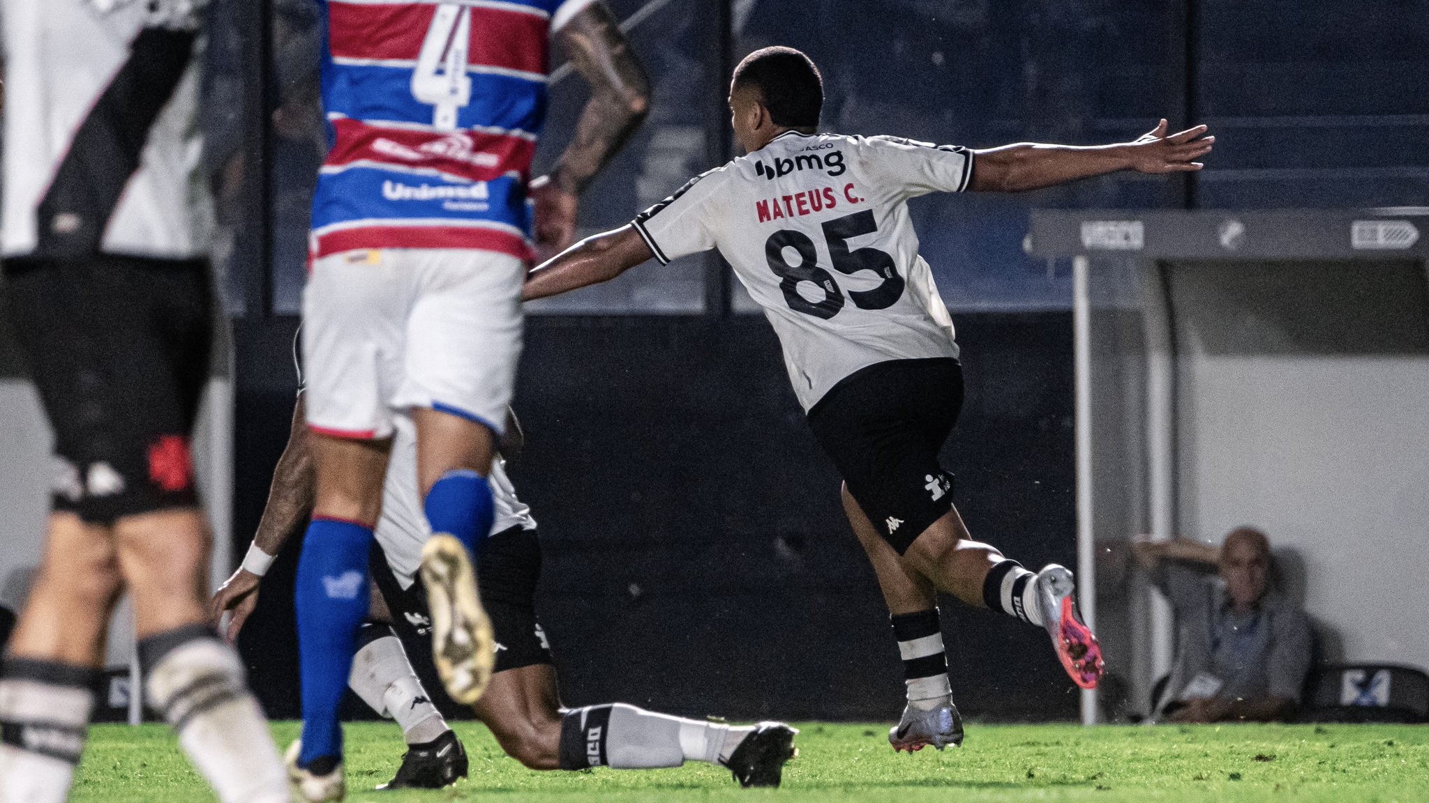 Vasco vence Fortaleza por 2 a 0 e se afasta da zona de rebaixamento