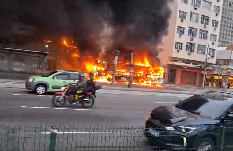 Ônibus pega fogo na Praça da Bandeira após pane elétrica