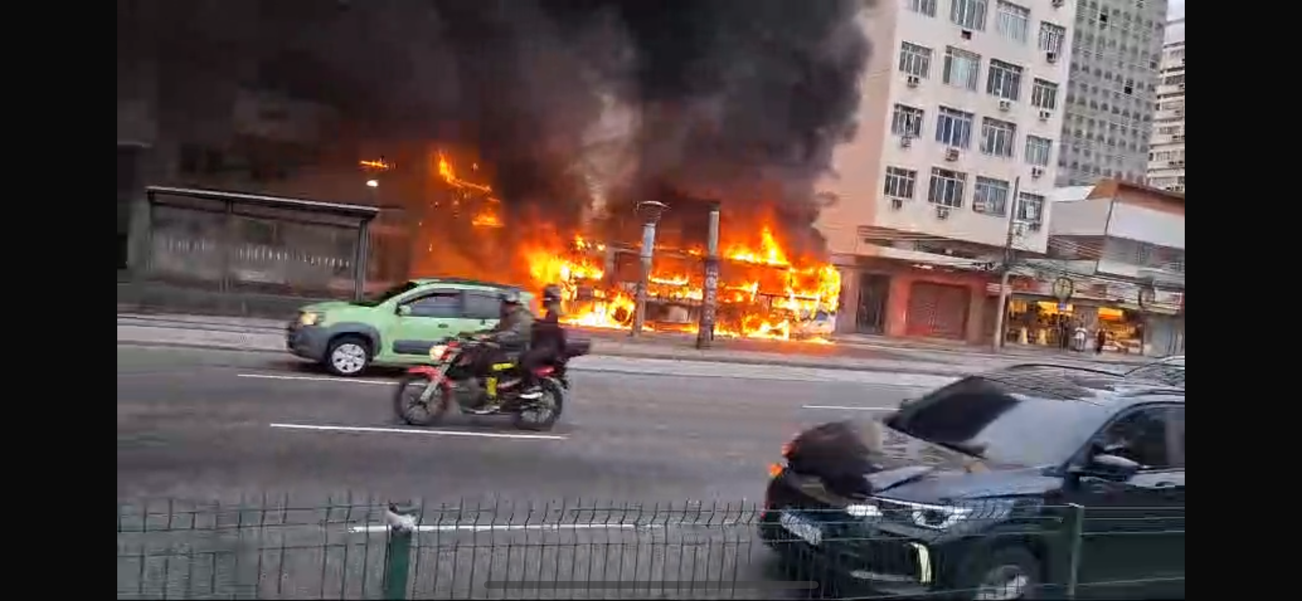 Ônibus pega fogo na Praça da Bandeira após pane elétrica