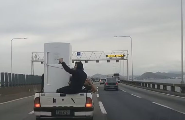 Homens são flagrados fazendo selfies com geladeira na caçamba de picape na Ponte Rio-Niterói