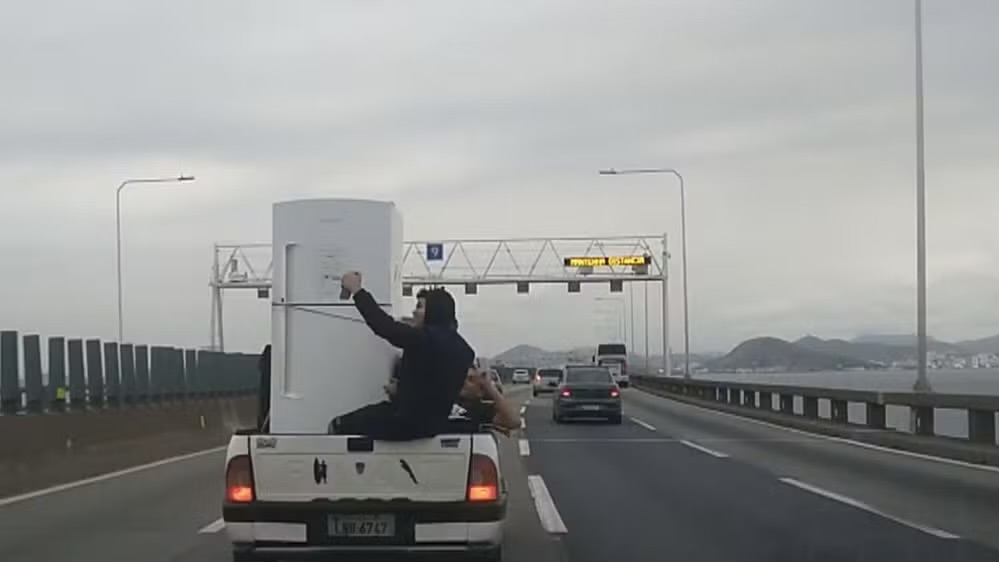 Homens são flagrados fazendo selfies com geladeira na caçamba de picape na Ponte Rio-Niterói