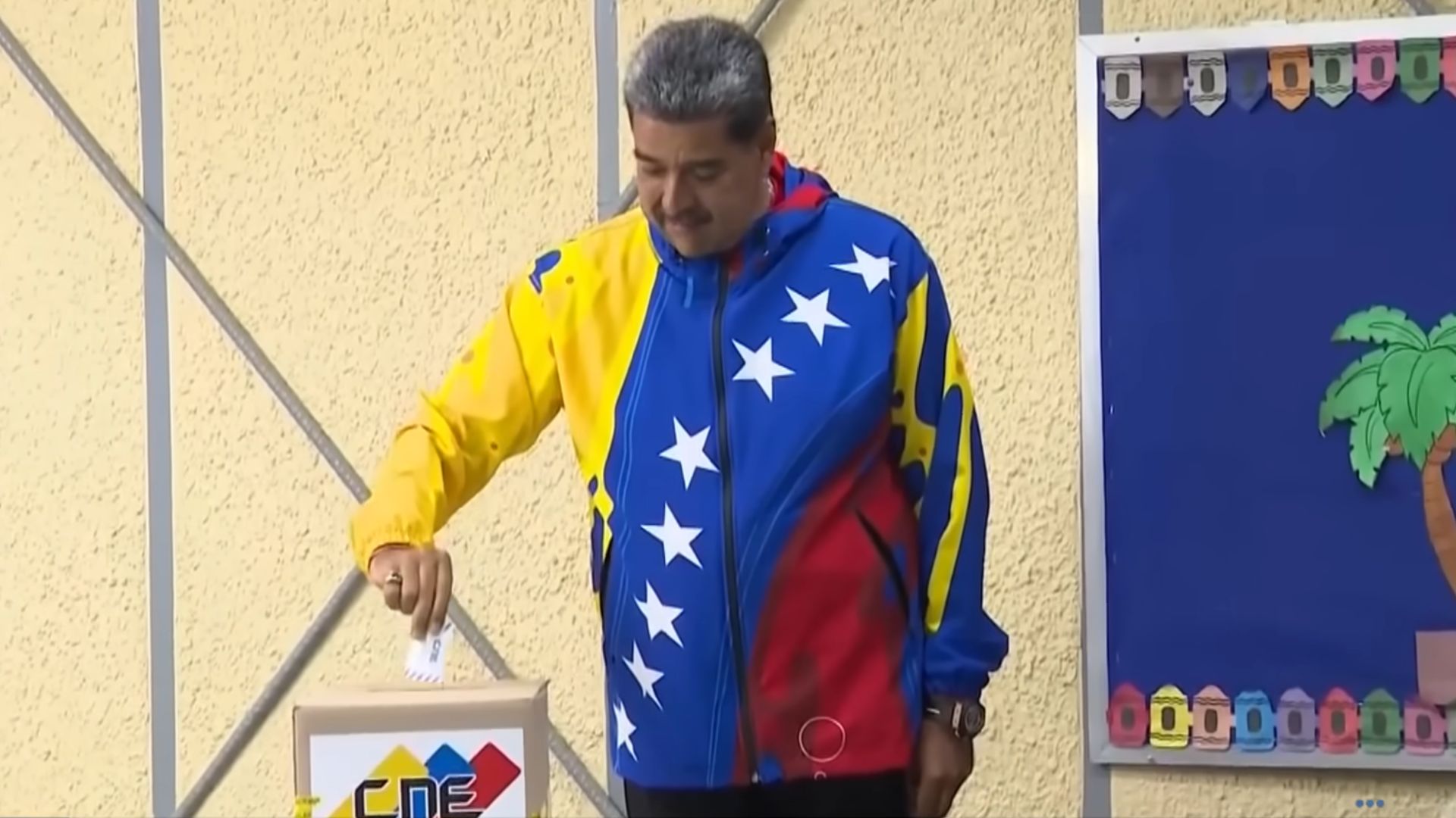 Conselho Eleitoral da Venezuela entrega atas de votação e resultado reafirma vitória de Maduro