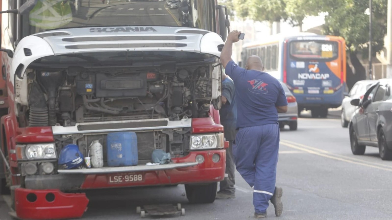 Carreta tem bateria furtada em frente à Cidade da Polícia horas após ser recuperada