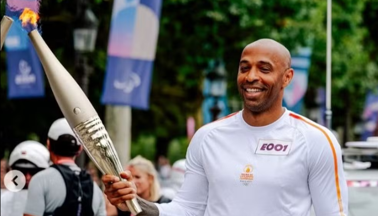 Faltando 12 dias para as Olimpíadas, chama olímpica chega em Paris e revezamento começa com Thierry Henry