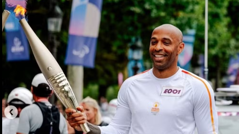 Faltando 12 dias para as Olimpíadas, chama olímpica chega em Paris e revezamento começa com Thierry Henry