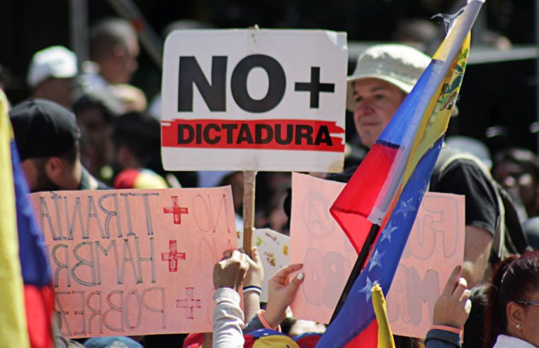 Sobe para doze o número de mortos em protestos pela Venezuela contra vitória de Maduro