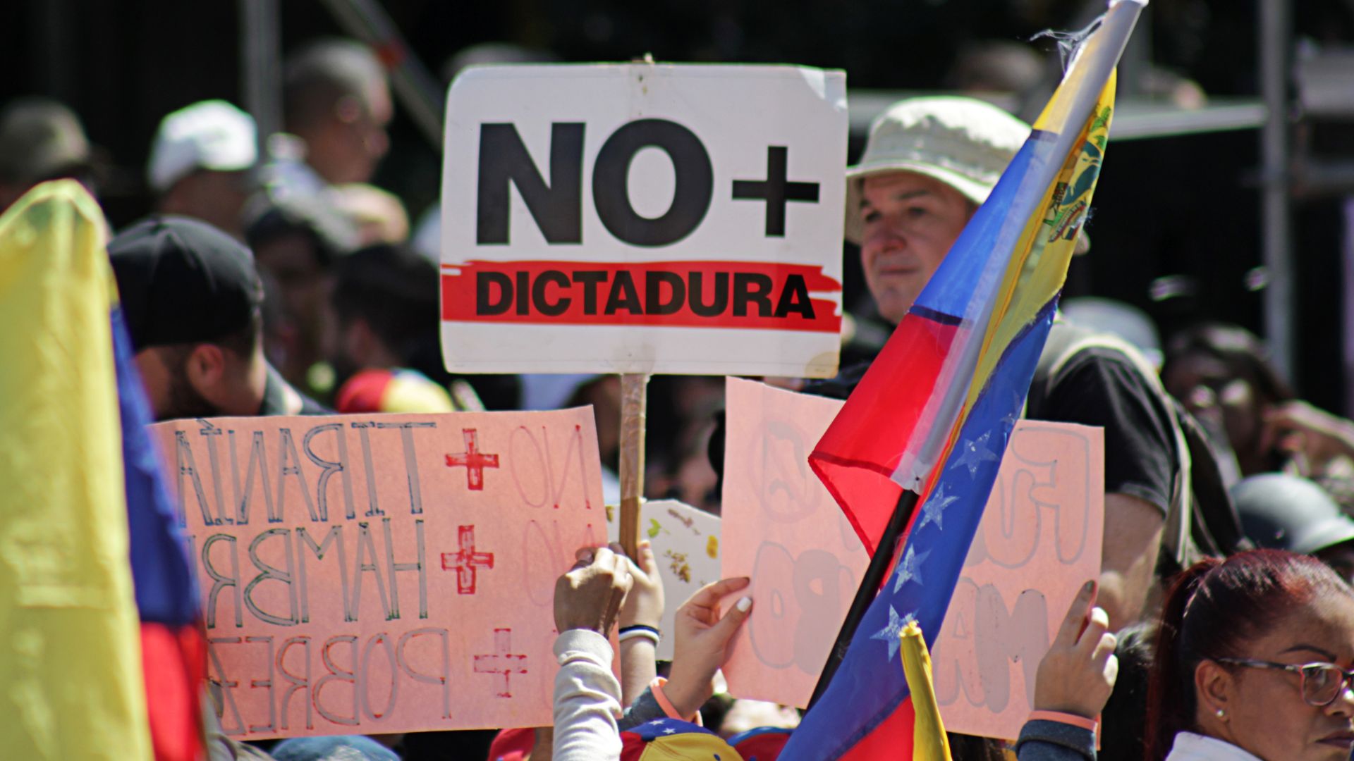 Sobe para doze o número de mortos em protestos pela Venezuela contra vitória de Maduro