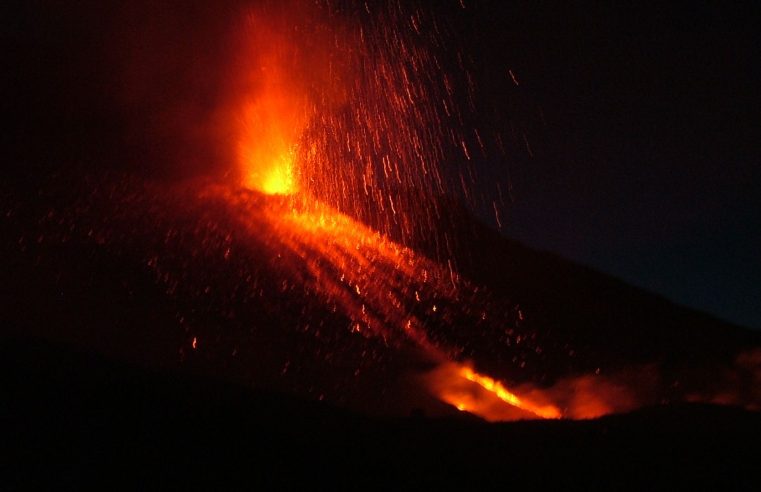 Itália: Vulcões Etna e Stromboli entram em erupção ao mesmo tempo e deixam sul do país em alerta máximo