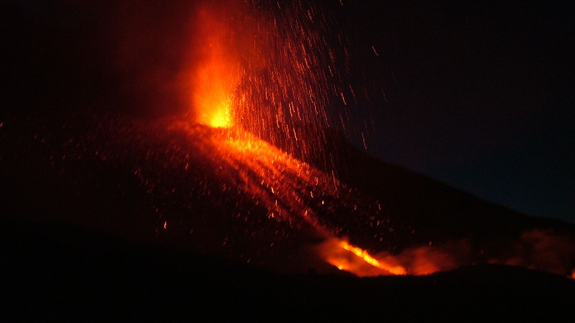 Itália: Vulcões Etna e Stromboli entram em erupção ao mesmo tempo e deixam sul do país em alerta máximo