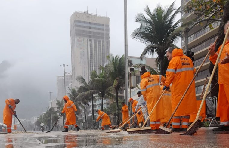 Comlurb realiza limpeza na Praia do Leblon após ressaca