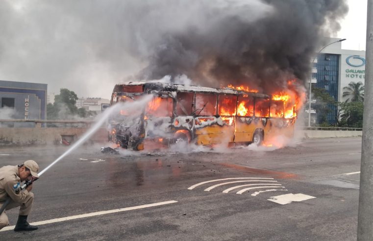 Ônibus pega fogo e interdita Elevado Paulo de Frontin no Rio Comprido