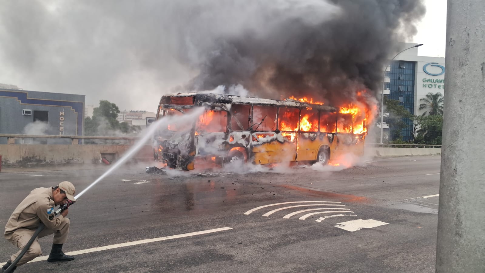 Ônibus pega fogo e interdita Elevado Paulo de Frontin no Rio Comprido