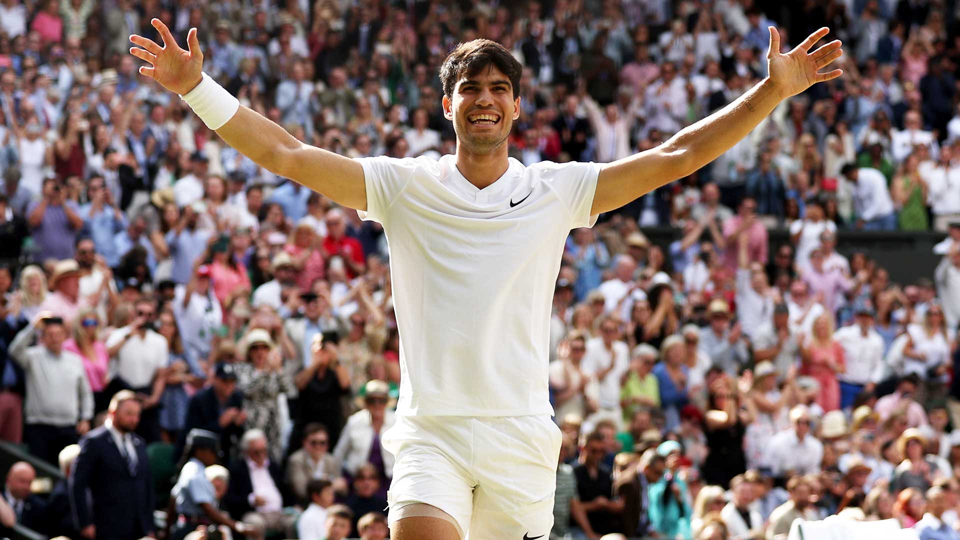 Alcaraz vence Djokovic por 6/2, 6/2 e 7/6 e conquista o bicampeonato em Wimbledon