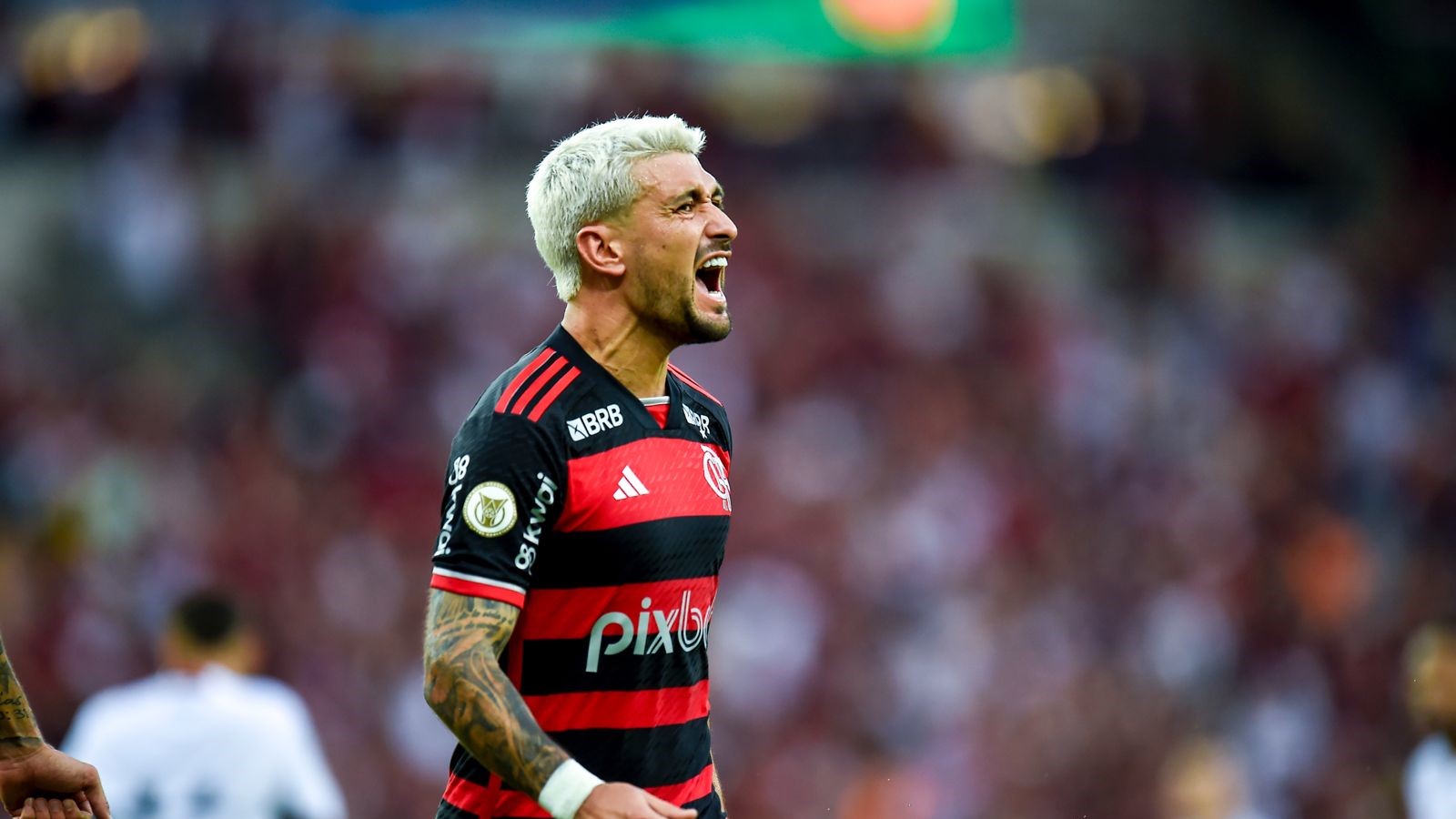 Com um jogo a menos, Flamengo assume liderança do Brasileirão após vencer Atlético-GO por 2 a 0 no Maracanã