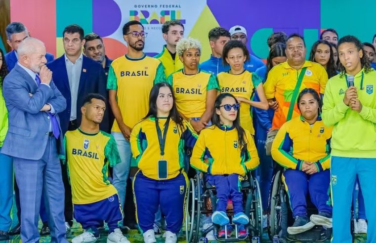 Lula assina decreto de reajuste do Bolsa Atleta em evento no Palácio do Planalto