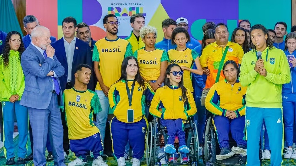 Lula assina decreto de reajuste do Bolsa Atleta em evento no Palácio do Planalto