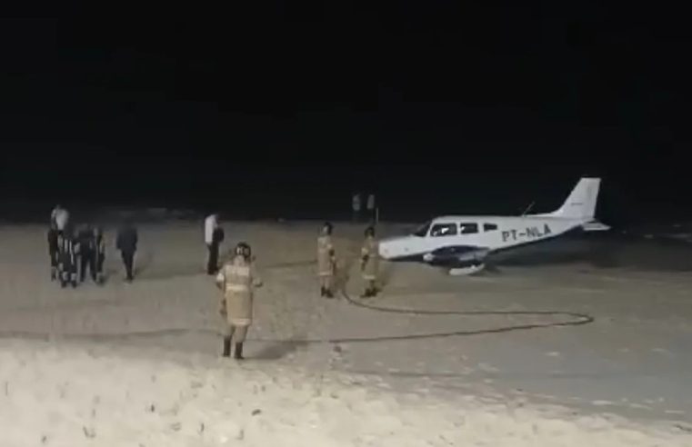 Avião monomotor faz pouso de emergência na Praia de Itapuaçu, na Região dos Lagos