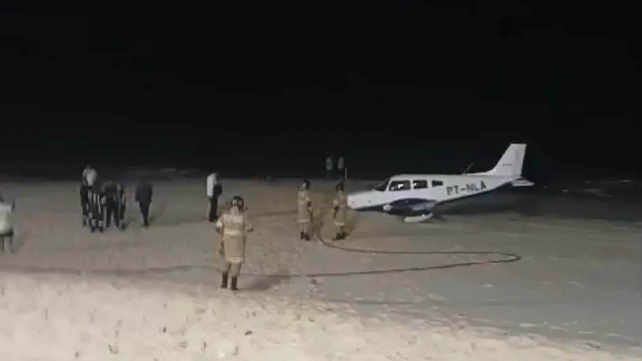 Avião monomotor faz pouso de emergência na Praia de Itapuaçu, na Região dos Lagos