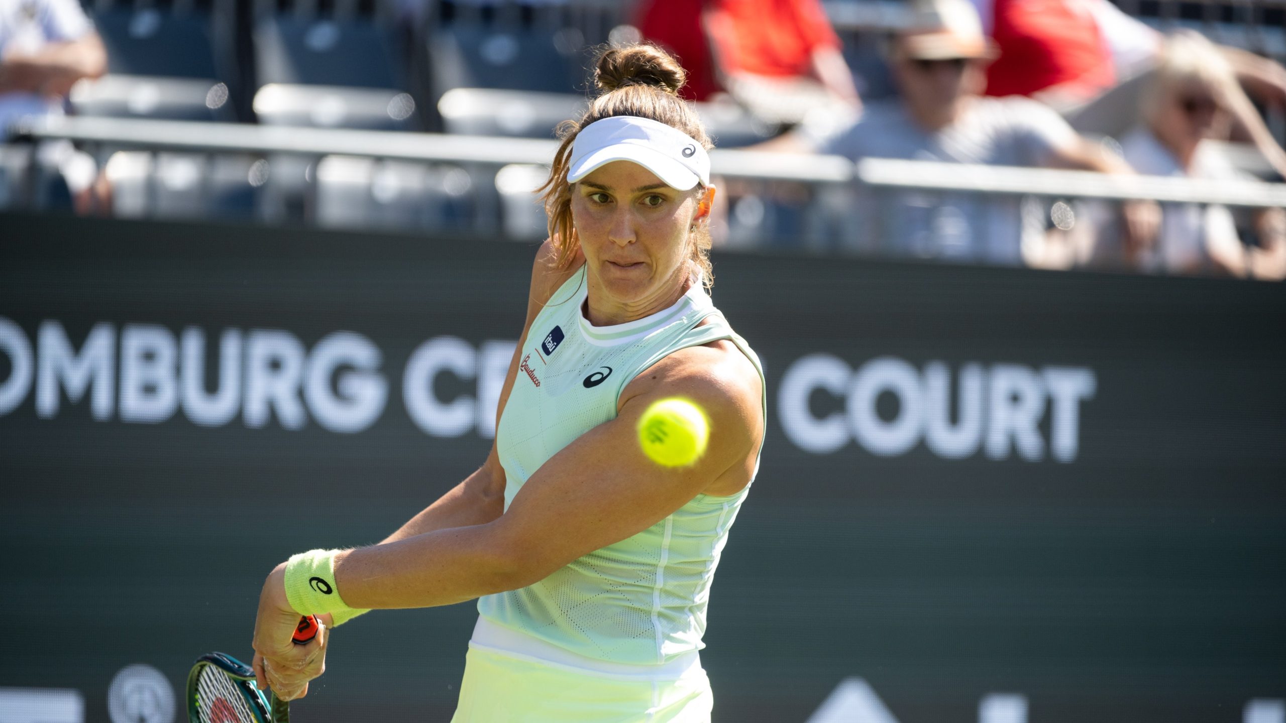 Tênis: Colombiana Camila Osório sofre lesão na coxa, abandona partida e Bia Haddad avança em Wimbledon