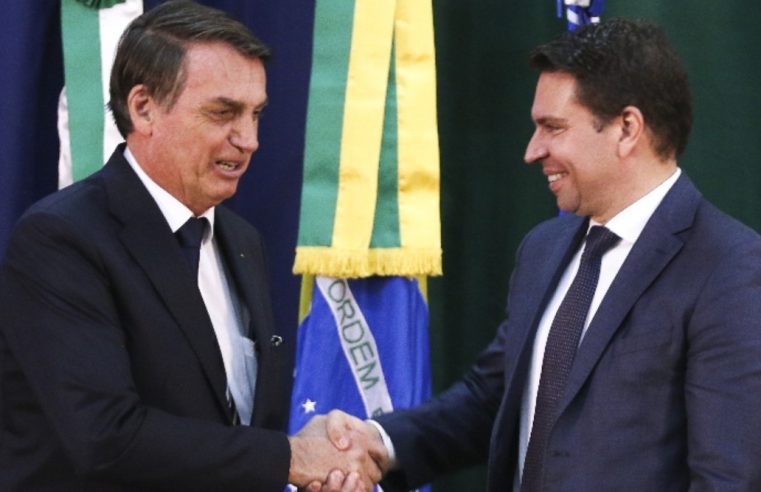 PF encontra documentos em que Ramagem orienta Bolsonaro a mentir sobre urnas