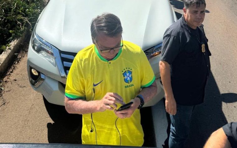 Bolsonaro fica preso em rodovia no Pará após trabalhadores rurais fecharem estrada em protesto