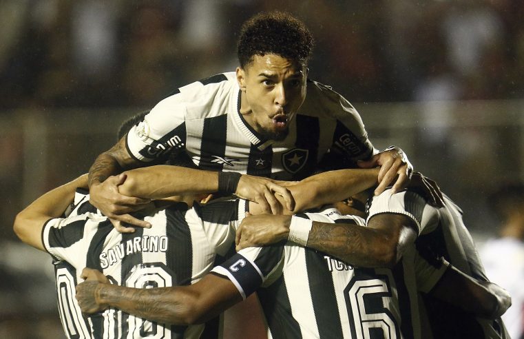 Botafogo vence o Vitória por 1 a 0 e assume liderança do Campeonato Brasileiro