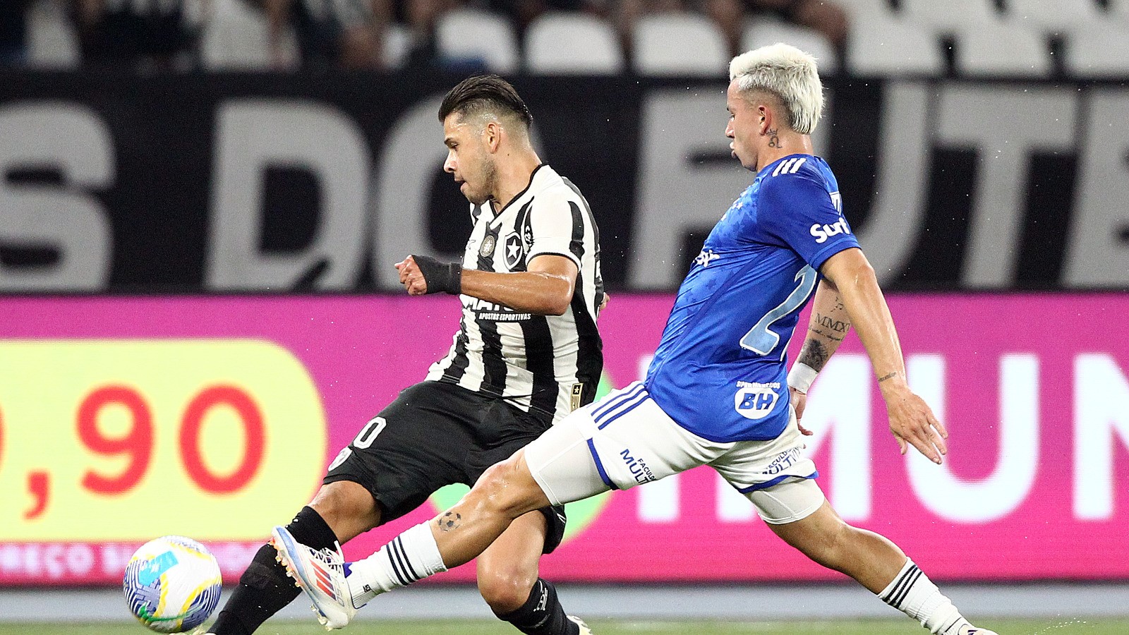 Botafogo perde por 3 a 0 para o Cruzeiro em casa e perde liderança do Brasileirão 