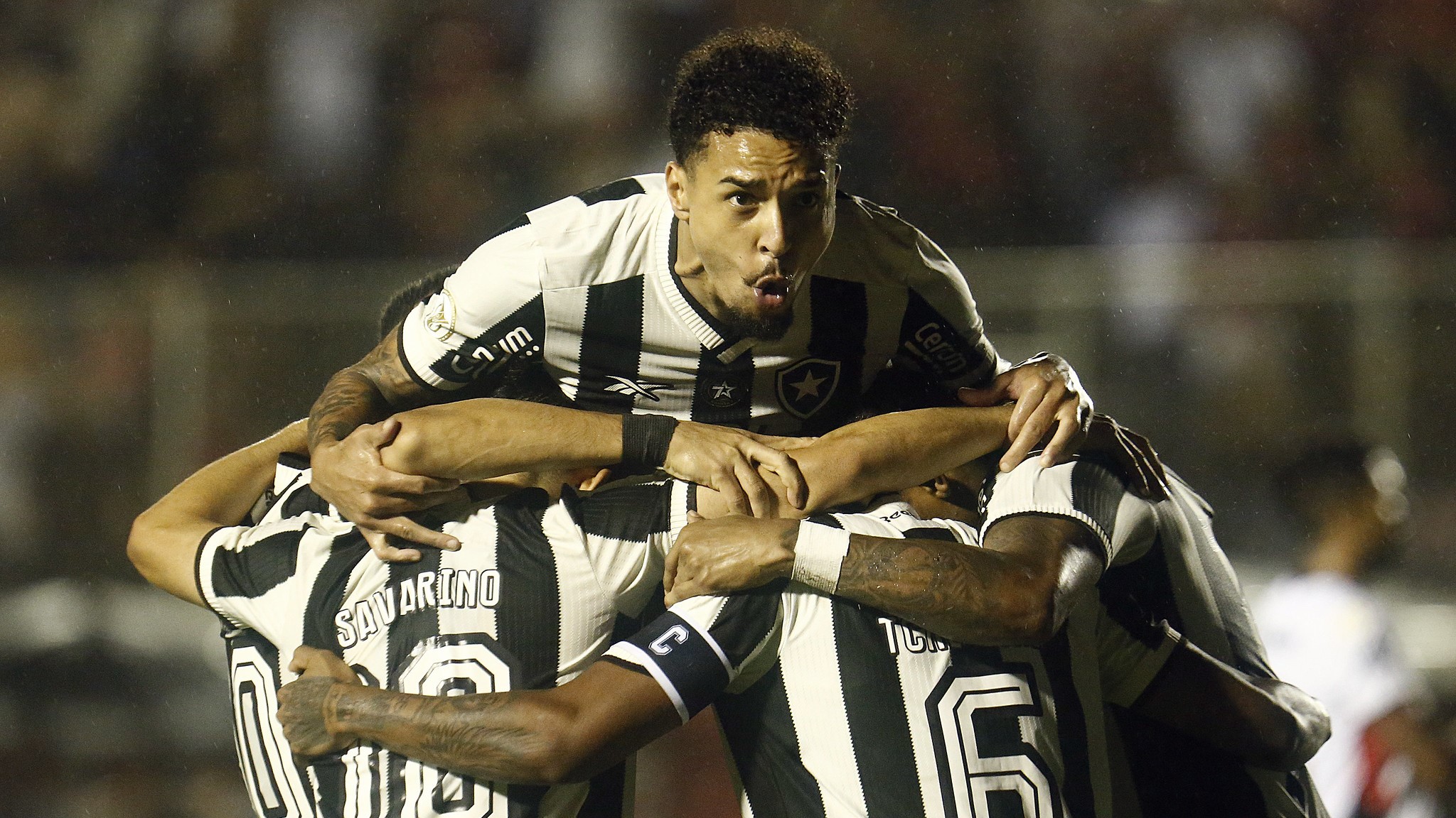 Botafogo vence o Vitória por 1 a 0 e assume liderança do Campeonato Brasileiro