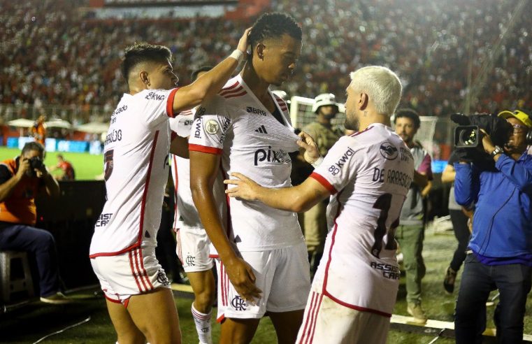 Com gols de Arrascaeta e Carlinhos, Flamengo vence vitória por 2 a 1 e fica a três pontos da liderança