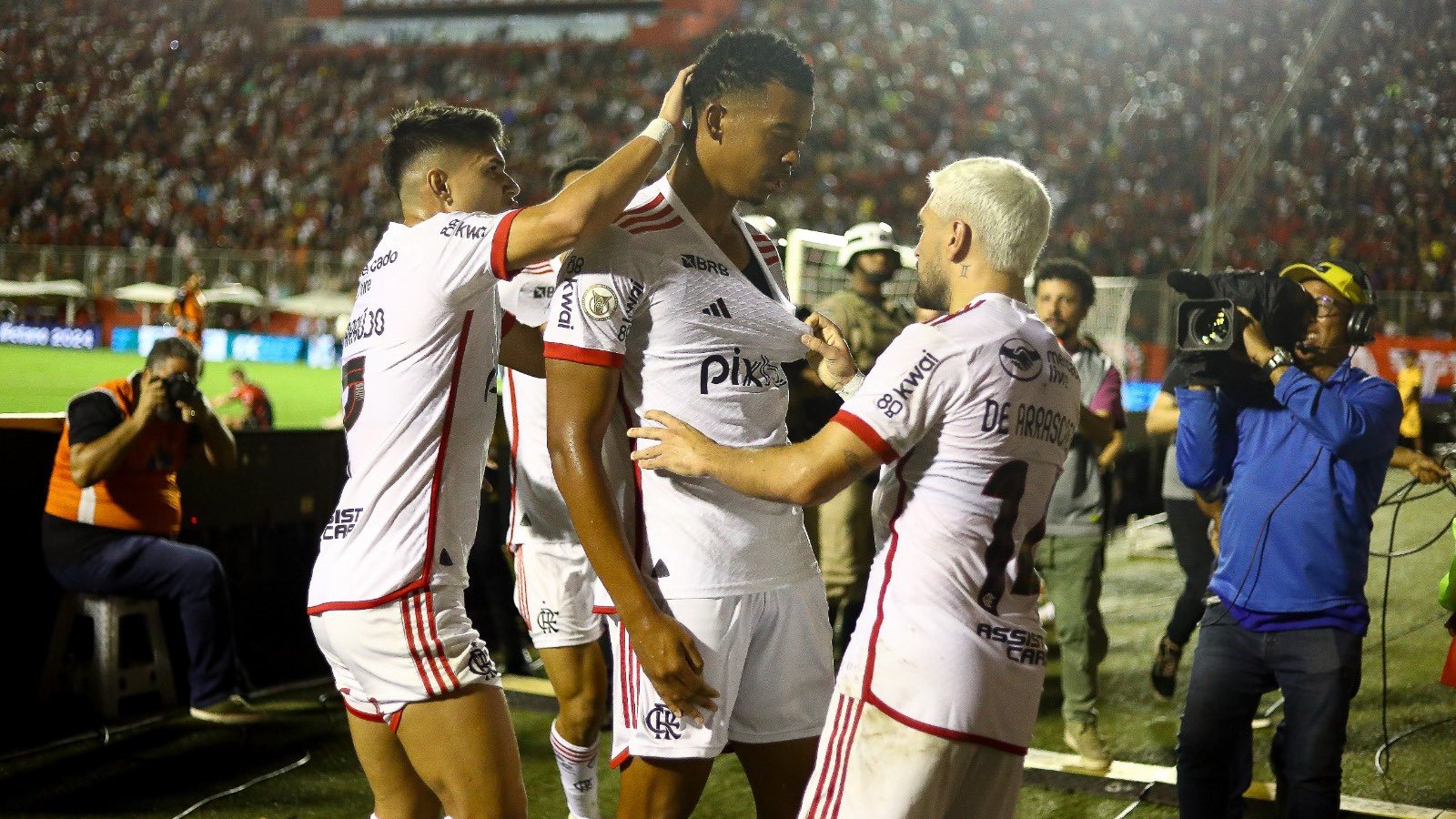 Com gols de Arrascaeta e Carlinhos, Flamengo vence vitória por 2 a 1 e fica a três pontos da liderança