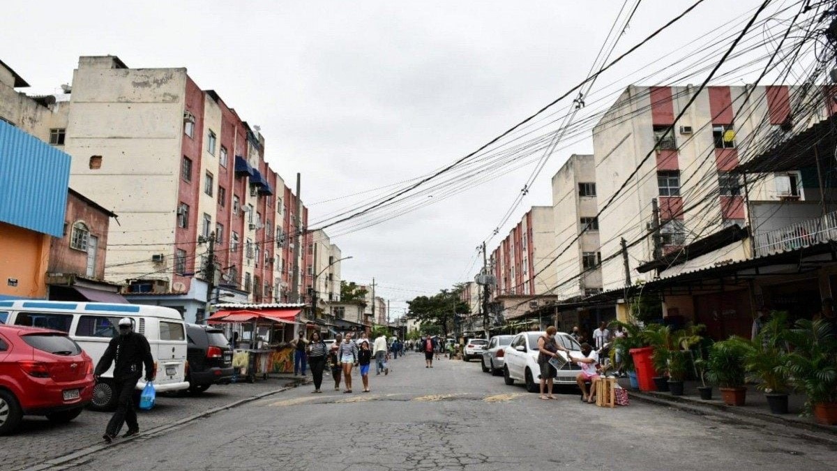 Guerra entre facções no Complexo de Israel atinge transformadores de energia e deixa moradores sem luz