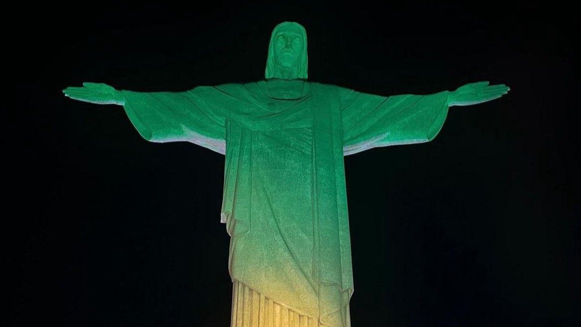 Cristo Redentor é iluminado em homenagem ao aniversário de Pelé