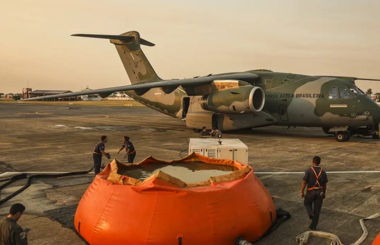 FAB lança 336 mil litros de água para combater incêndios no Pantanal