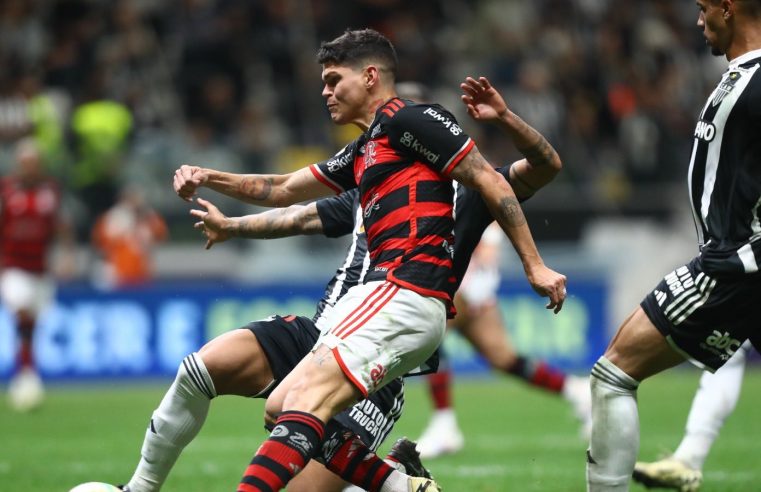 Flamengo vence Atlético-MG por 4 a 2 e garante liderança do Brasileirão por mais uma rodada