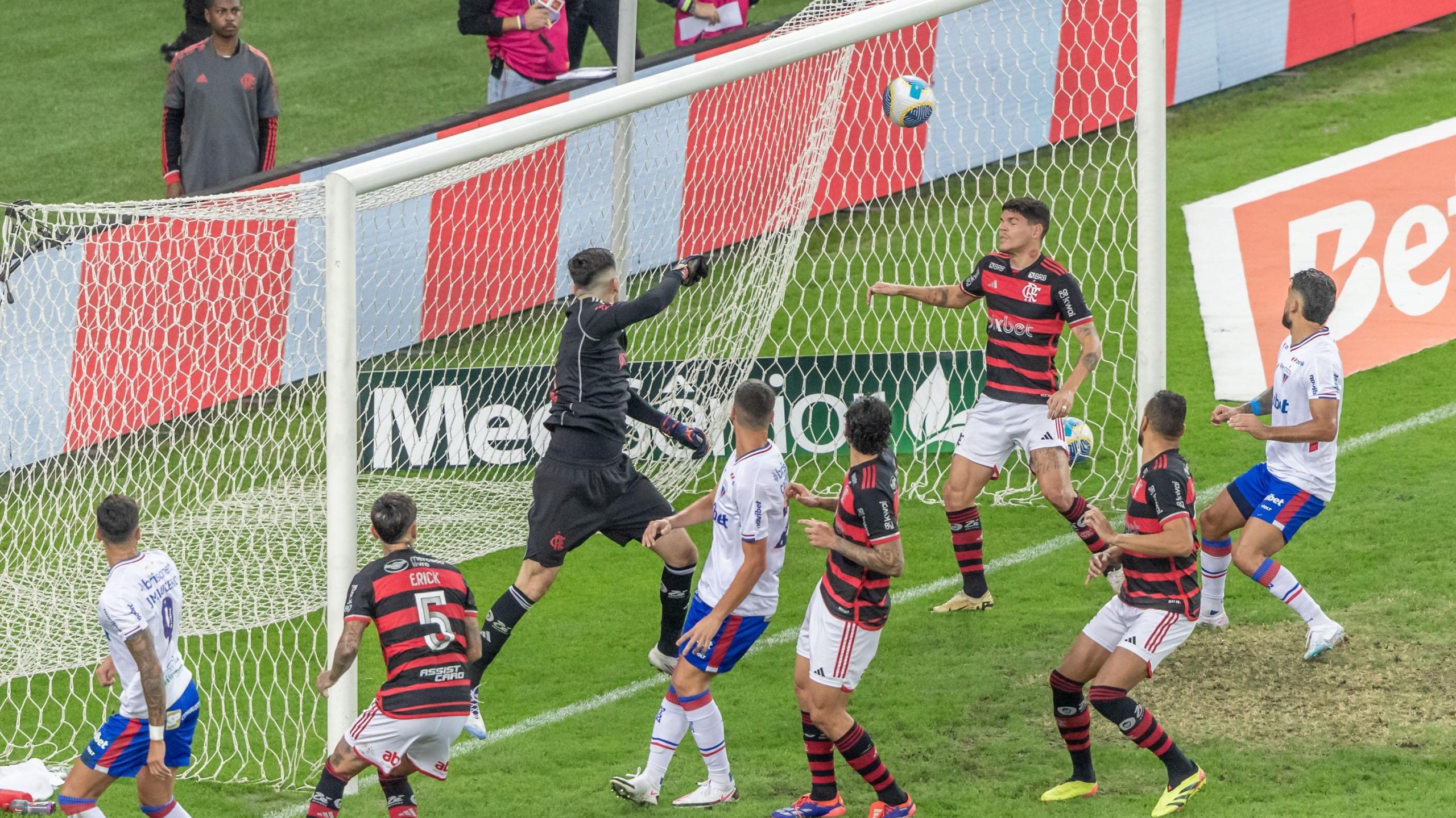 Flamengo perde por 2 a 1 para o Fortaleza no Maracanã e cede liderança do Brasileirão