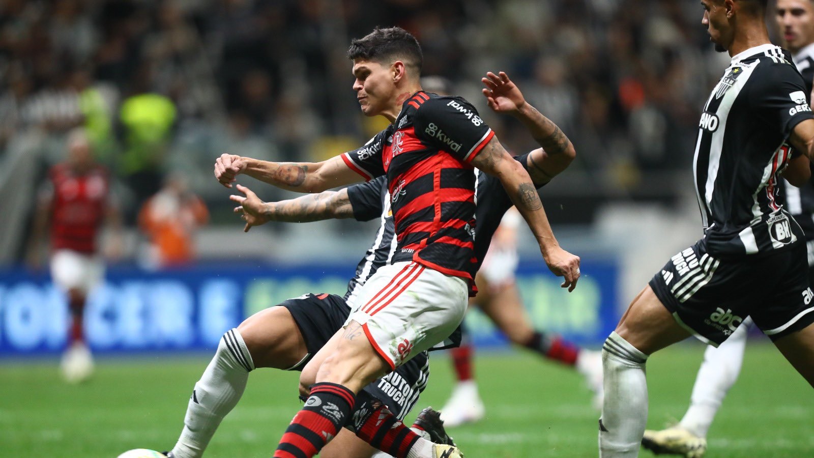 Flamengo vence Atlético-MG por 4 a 2 e garante liderança do Brasileirão por mais uma rodada