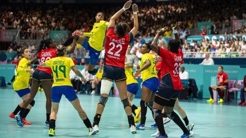 Paris 2024: Com grande atuação da goleira Gabi, seleção feminina de Handebol estreia com vitória sobre a Espanha por 29 a 18