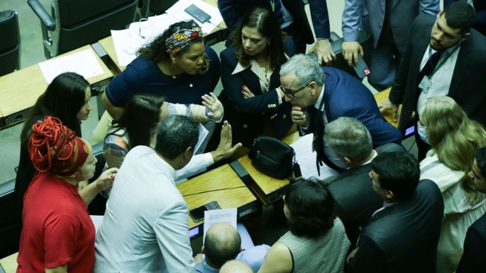 Câmara aprova PEC que perdoa multas e cotas raciais de partidos