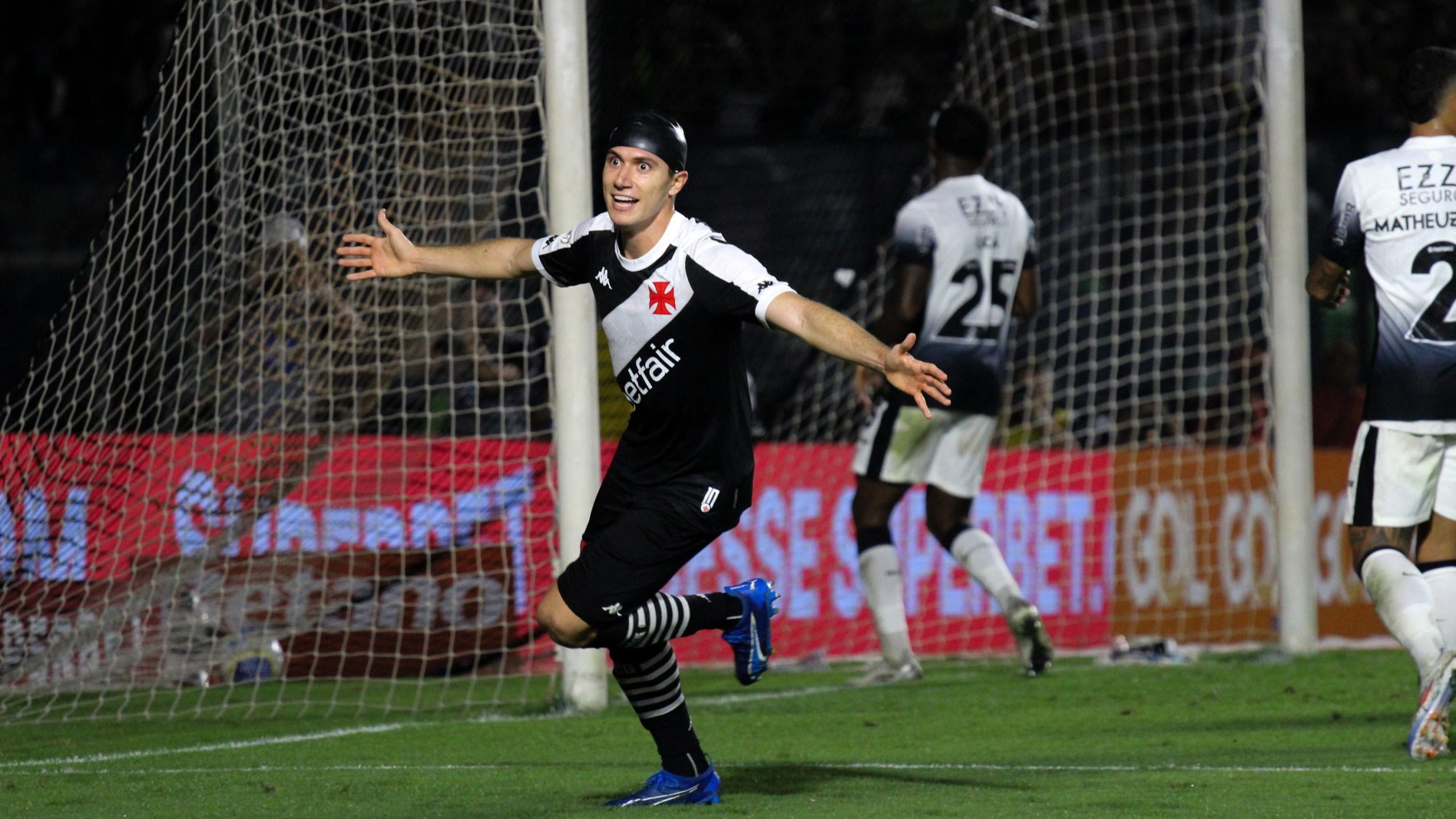 Vasco se impõe em casa, vence o Corinthians por 2 a 0 e mantém empolgação no Brasileirão