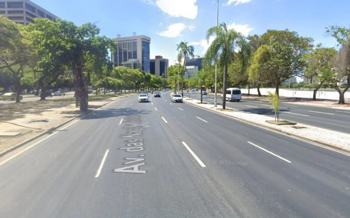 CET-Rio instala 26 placas para orientar uso de passagens subterrâneas na Avenida das Nações Unidas, em Botafogo