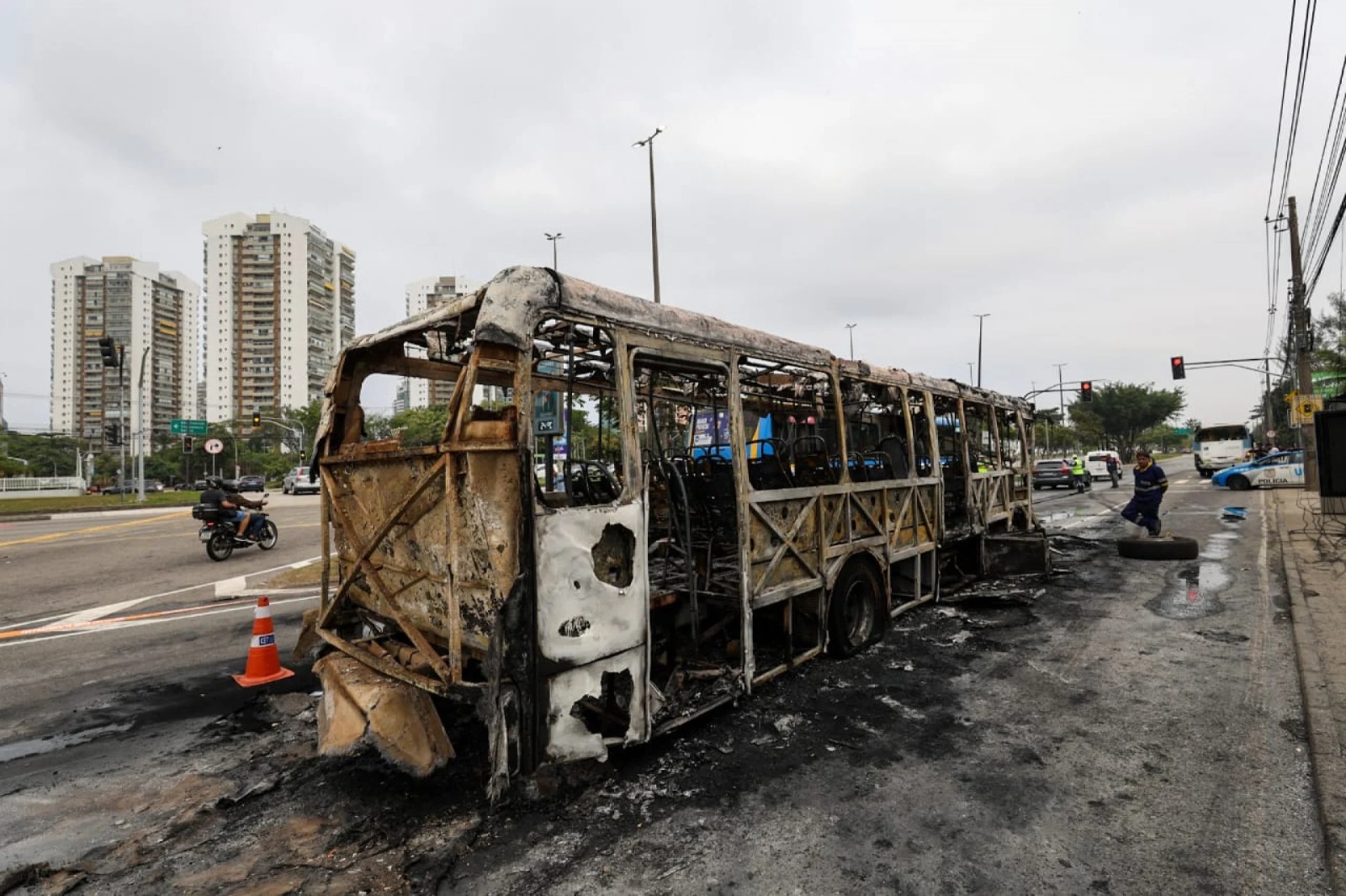 Ônibus colide com outro na Avenida das Américas e coletivo pega fogo