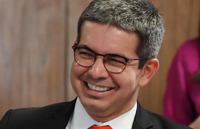 Senador Randolfe Rodrigues se filia ao PT após mais de um ano sem partido