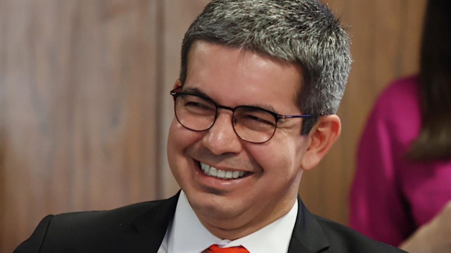 Senador Randolfe Rodrigues se filia ao PT após mais de um ano sem partido