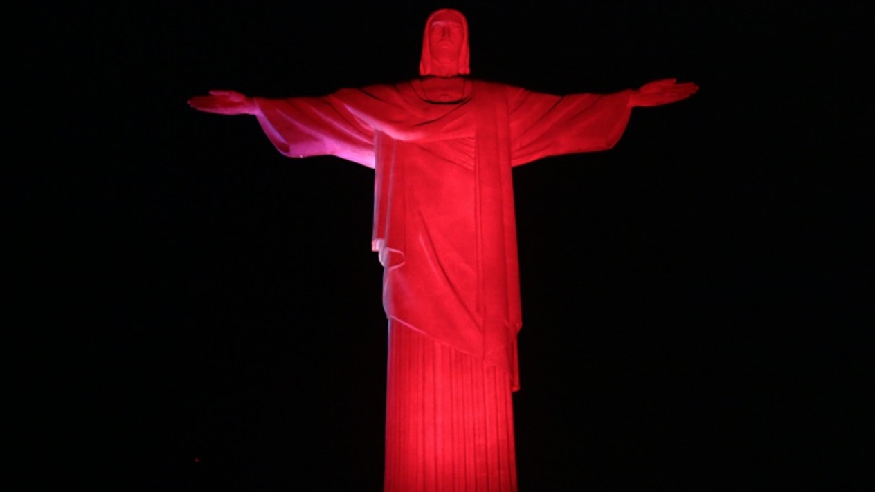 Corpo de Bombeiros Militar do Estado do Rio comemora 168 anos e recebe benção do Cristo com iluminação em vermelho