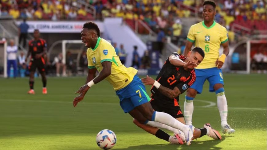 Conmebol reconhece erro em pênalti não marcado sobre Vini Jr durante Brasil x Colômbia