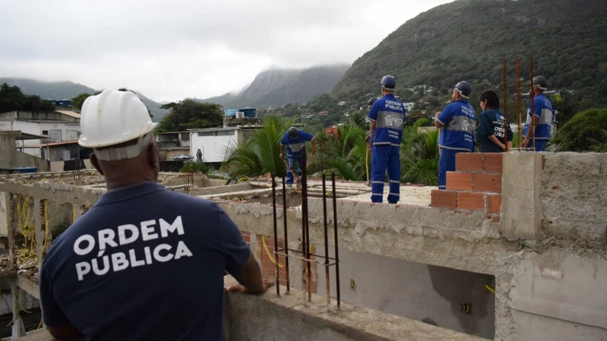 Demolição de prédios irregulares é retomada na Ilha da Gigoia após paralisação judicial