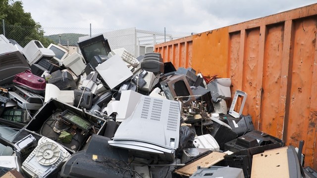 Descarte inadequado de celulares e eletrônicos gera riscos de contaminação do solo e da água