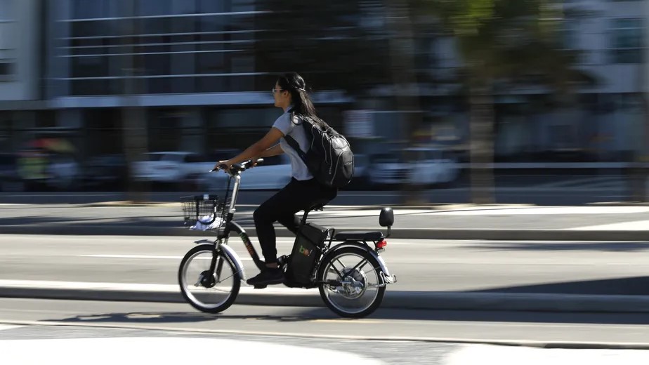 Nova lei municipal restringe circulação de bicicletas elétricas em ciclovias cariocas