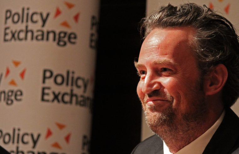 Investigação sobre morte de Matthew Perry, ator de Friends, leva à prisão de médico e traficantes